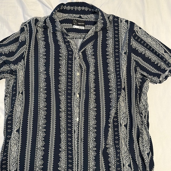 Short Sleeve Collared Button Down Shirt. Amazing pattern in Great Condition! - Picture 1 of 2